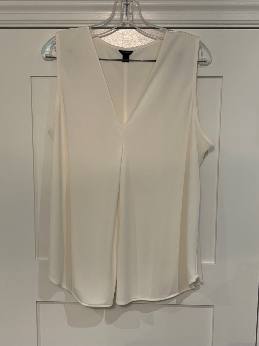 Ann Taylor Cream V-Neck Sleeveless Top